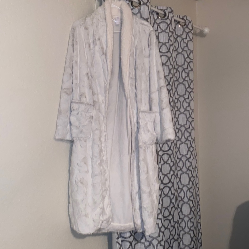 Robe. (New with tags ) Xs/S